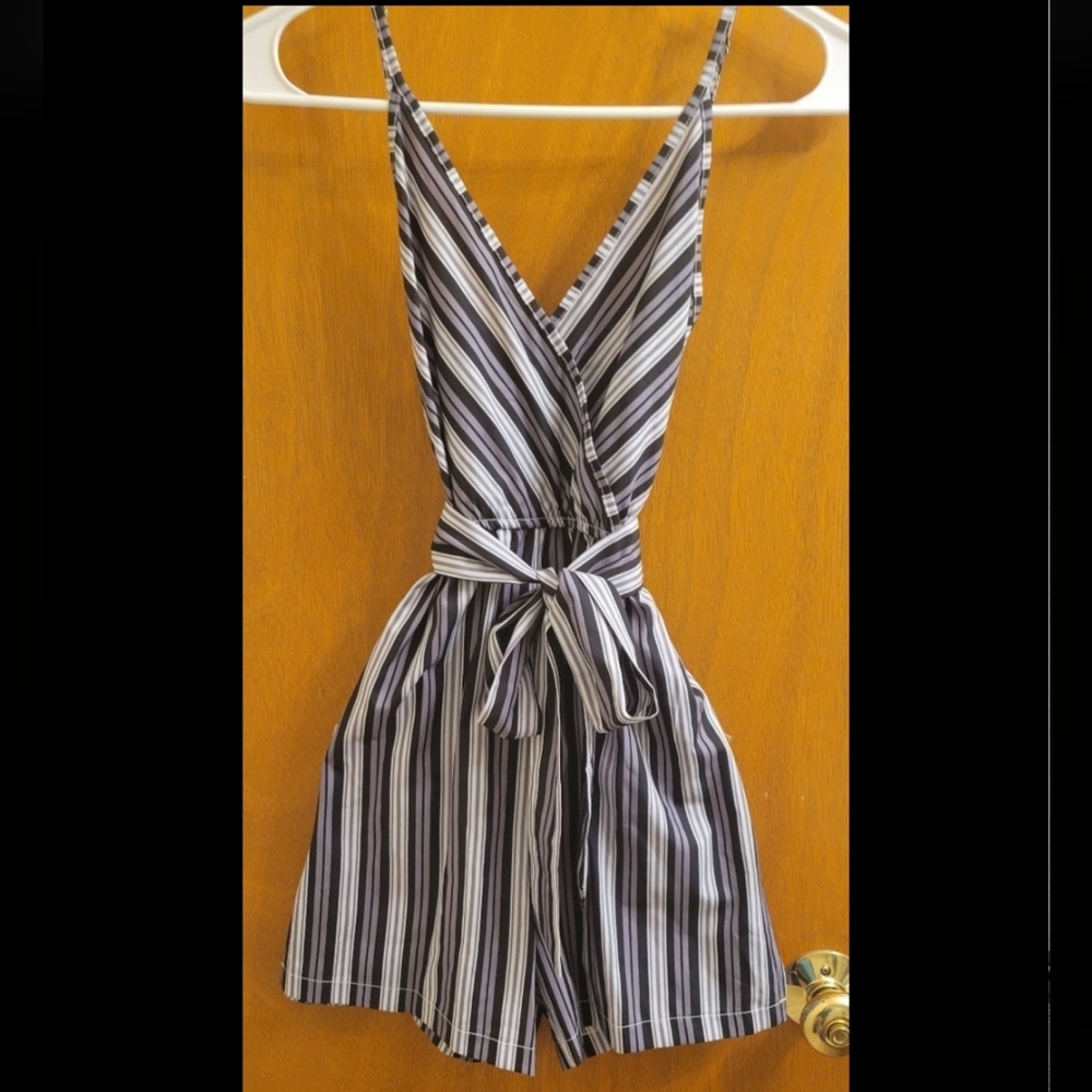 ♥︎Romper♥︎ - Picture 3 of 12